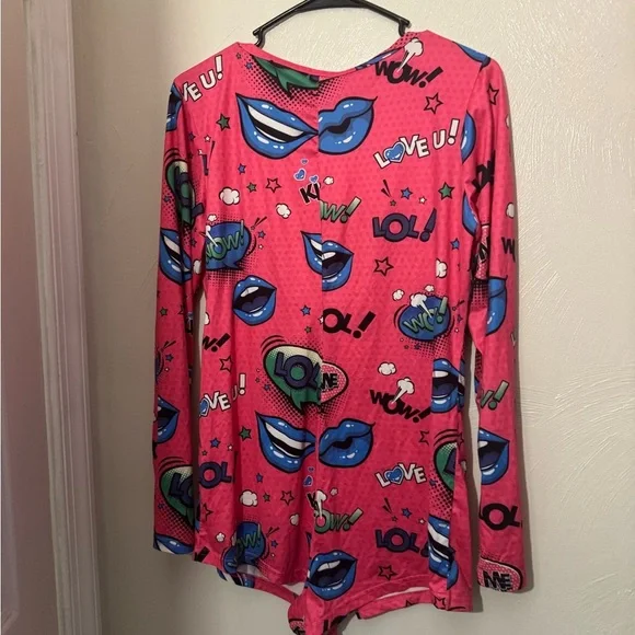 Pink onesie lip pajamas romper - Picture 4 of 5